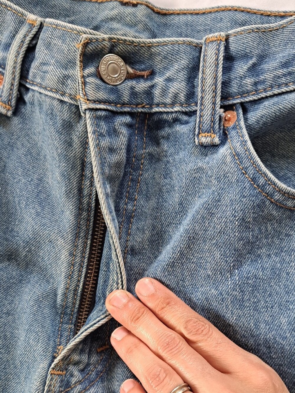​VTG Levi’s 550 Relaxed Fit Tapered Leg Jeans Light Stonewash 33x34 (Fits 32x32) - Picture 6 of 13